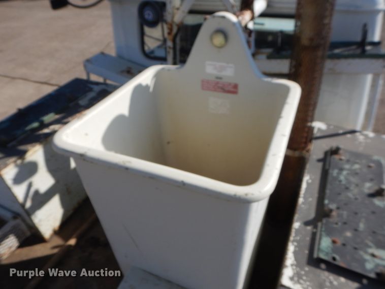 image for item FX9017 1993 International 4800 digger derrick truck