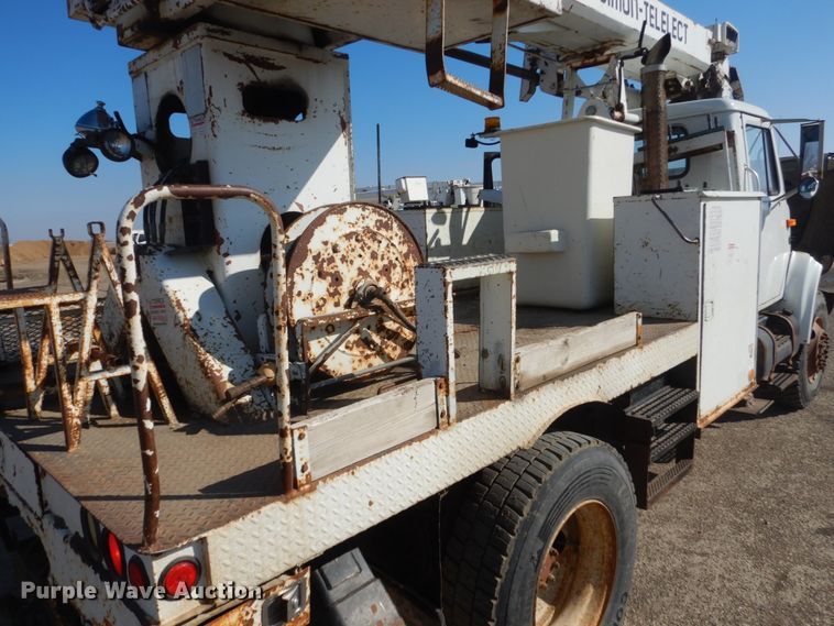 image for item FX9017 1993 International 4800 digger derrick truck