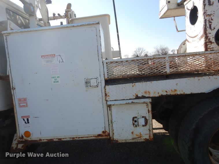 image for item FX9017 1993 International 4800 digger derrick truck