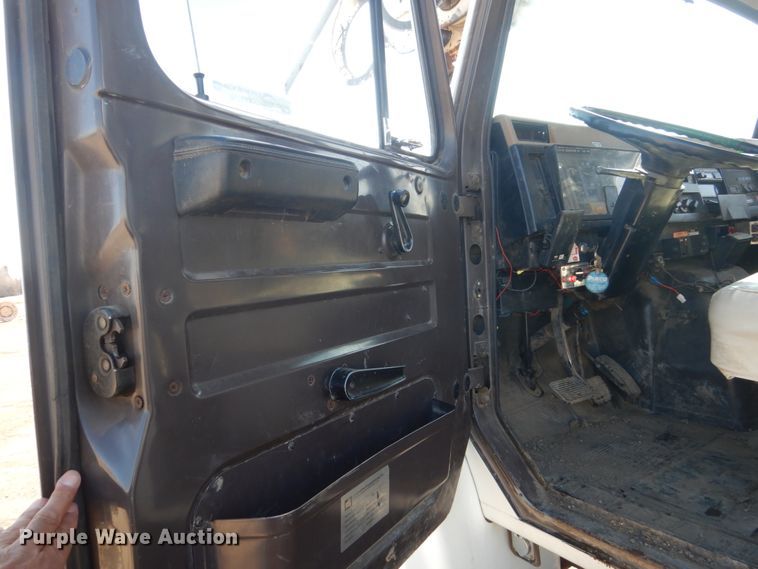 image for item FX9017 1993 International 4800 digger derrick truck