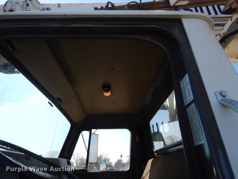 image for item FX9017 1993 International 4800 digger derrick truck