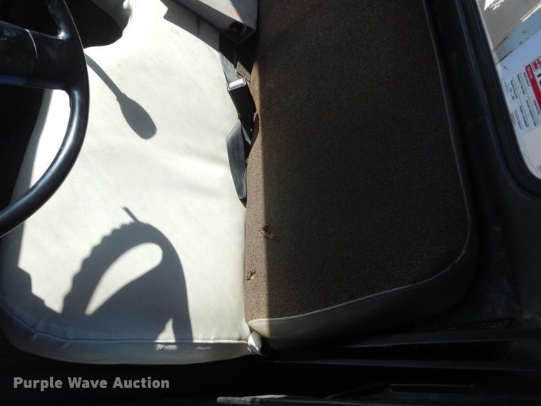 image for item FX9017 1993 International 4800 digger derrick truck