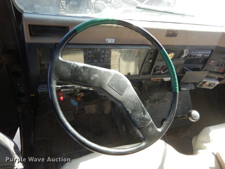 image for item FX9017 1993 International 4800 digger derrick truck