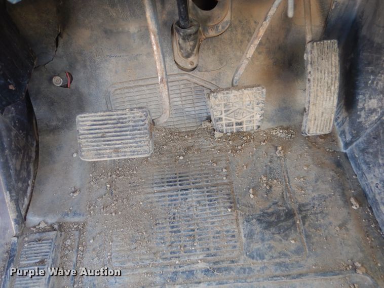 image for item FX9017 1993 International 4800 digger derrick truck