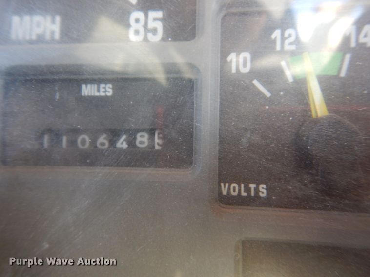 image for item FX9017 1993 International 4800 digger derrick truck