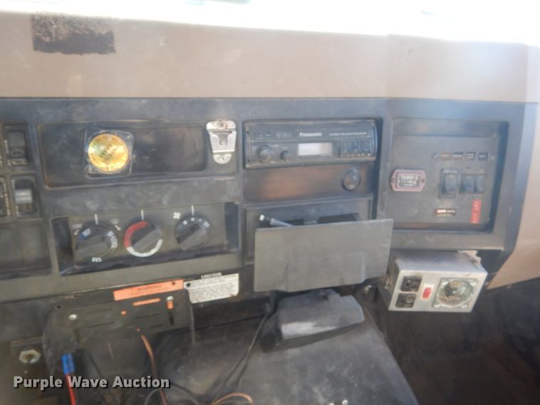 image for item FX9017 1993 International 4800 digger derrick truck