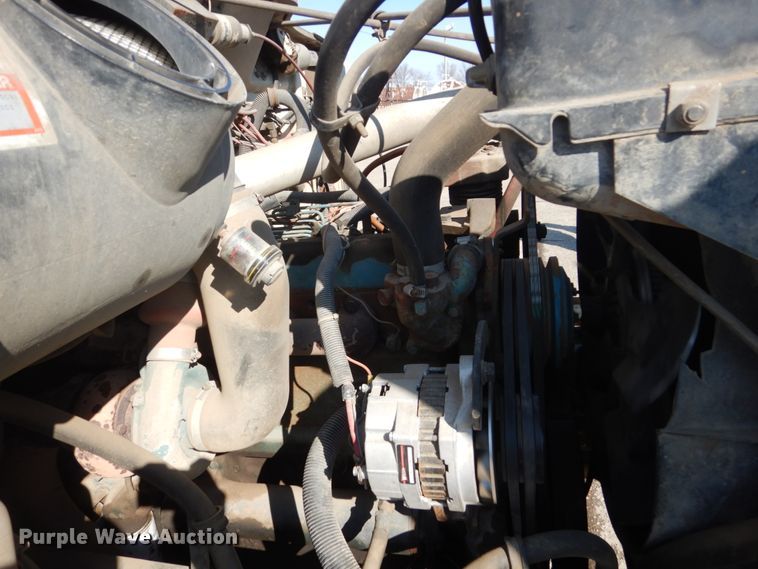 image for item FX9017 1993 International 4800 digger derrick truck