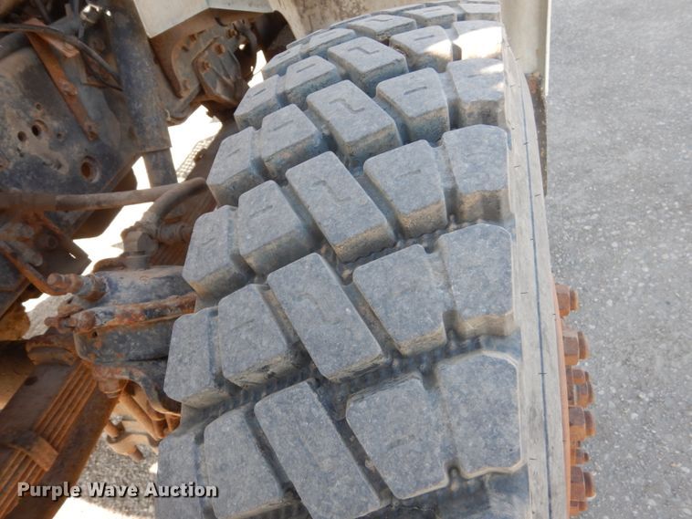 image for item FX9017 1993 International 4800 digger derrick truck