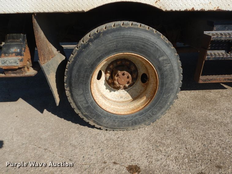 image for item FX9017 1993 International 4800 digger derrick truck