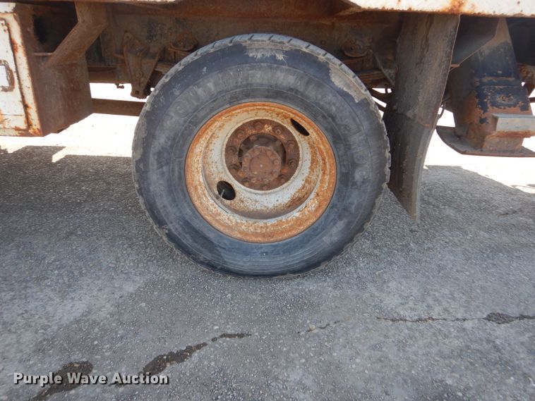 image for item FX9017 1993 International 4800 digger derrick truck