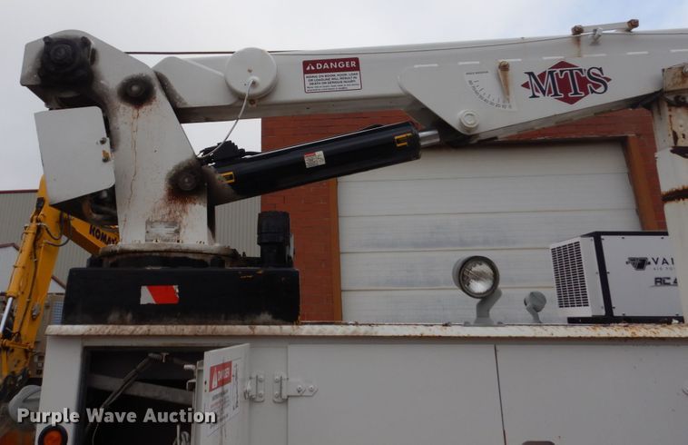 image for item FX9036 2005 Peterbilt 330 service truck with crane