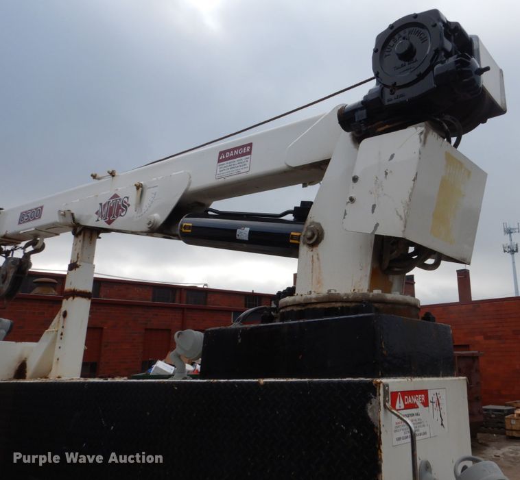 image for item FX9036 2005 Peterbilt 330 service truck with crane