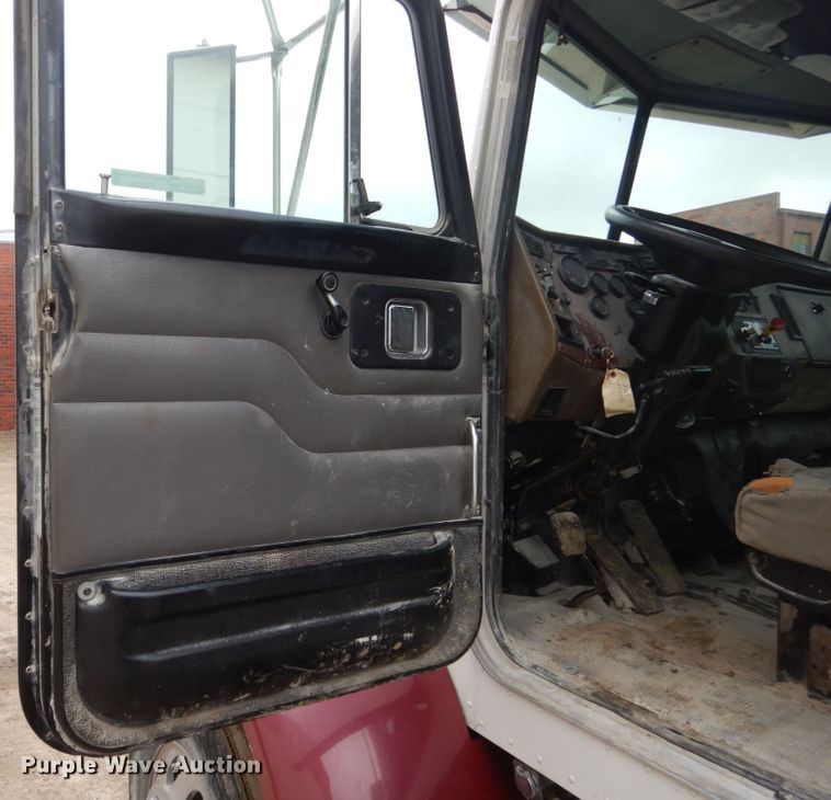 image for item FX9036 2005 Peterbilt 330 service truck with crane