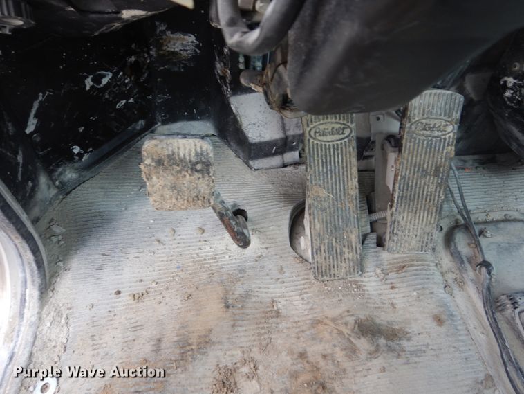 image for item FX9036 2005 Peterbilt 330 service truck with crane