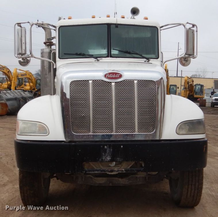 image for item FX9038 2007 Peterbilt 335 service truck