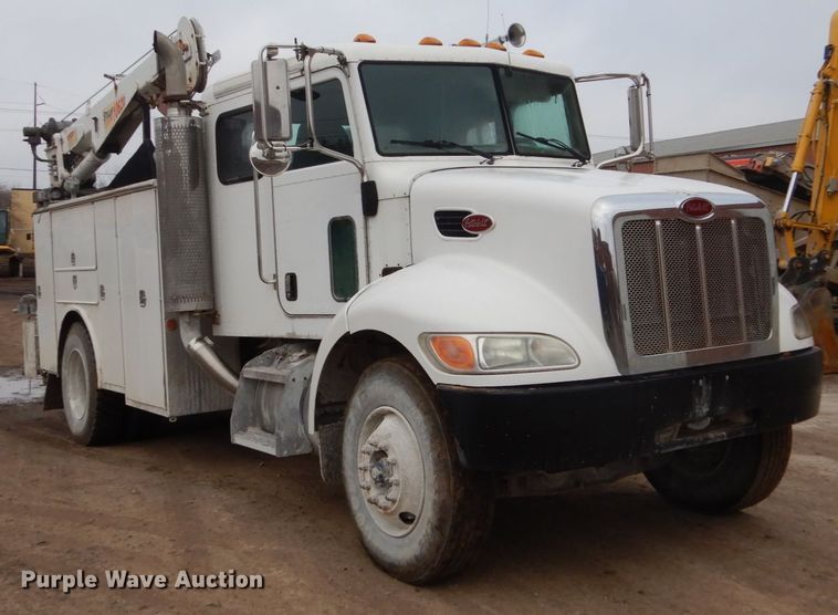 image for item FX9038 2007 Peterbilt 335 service truck