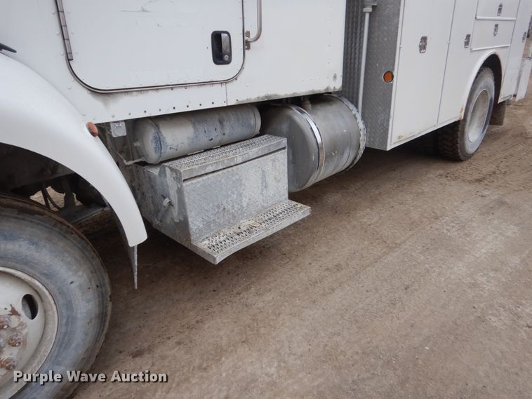 image for item FX9038 2007 Peterbilt 335 service truck