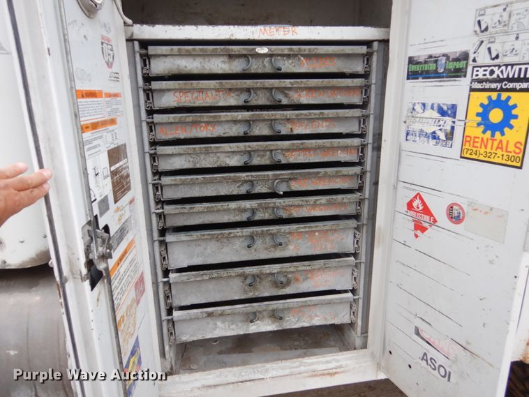 image for item FX9038 2007 Peterbilt 335 service truck