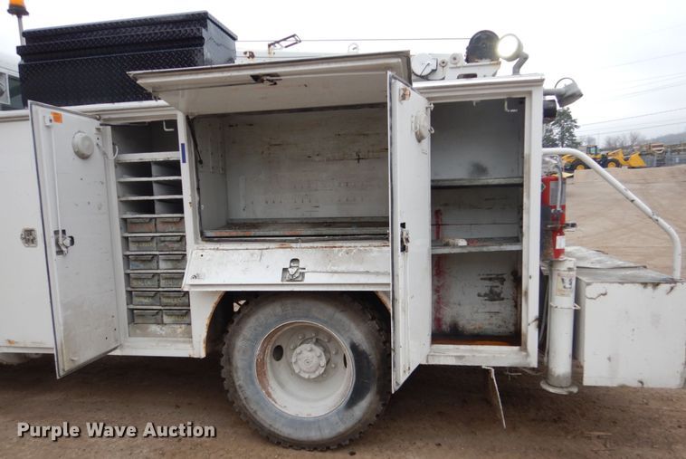 image for item FX9038 2007 Peterbilt 335 service truck