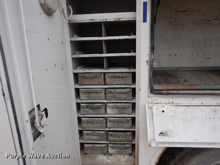 image for item FX9038 2007 Peterbilt 335 service truck