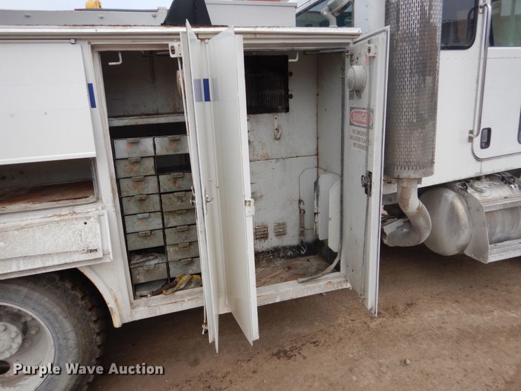 image for item FX9038 2007 Peterbilt 335 service truck