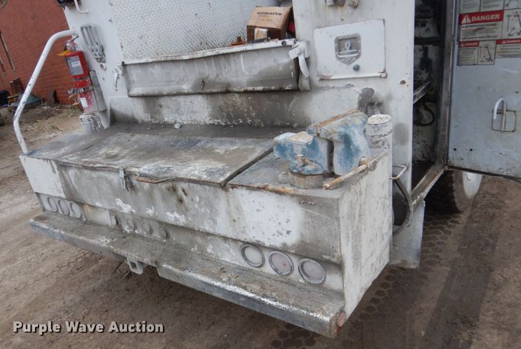 image for item FX9038 2007 Peterbilt 335 service truck