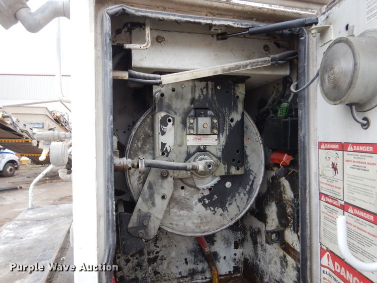 image for item FX9038 2007 Peterbilt 335 service truck