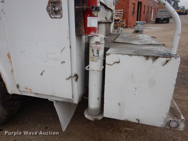 image for item FX9038 2007 Peterbilt 335 service truck