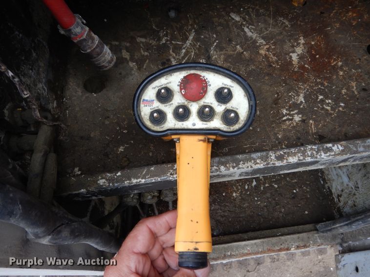 image for item FX9038 2007 Peterbilt 335 service truck