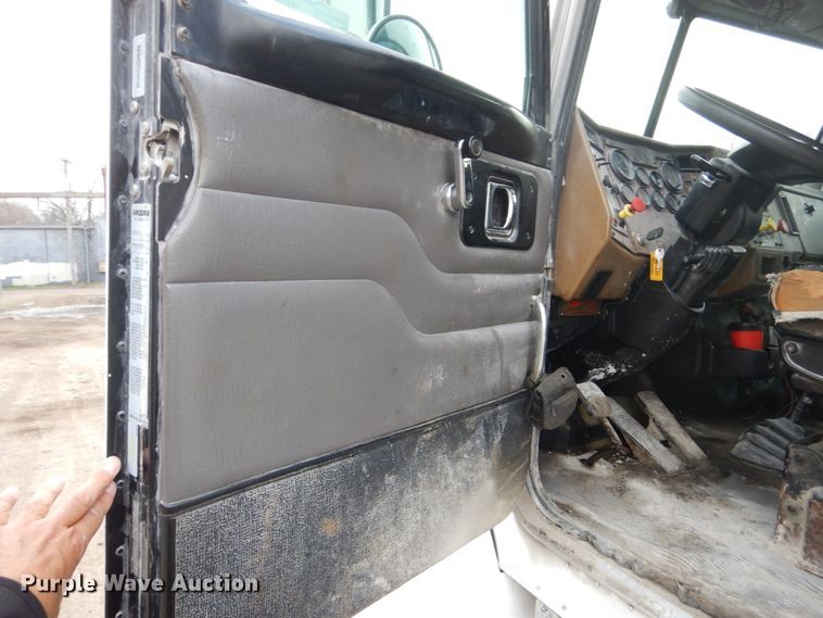 image for item FX9038 2007 Peterbilt 335 service truck