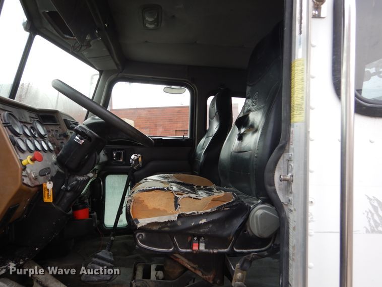 image for item FX9038 2007 Peterbilt 335 service truck