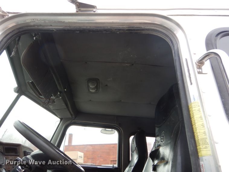 image for item FX9038 2007 Peterbilt 335 service truck