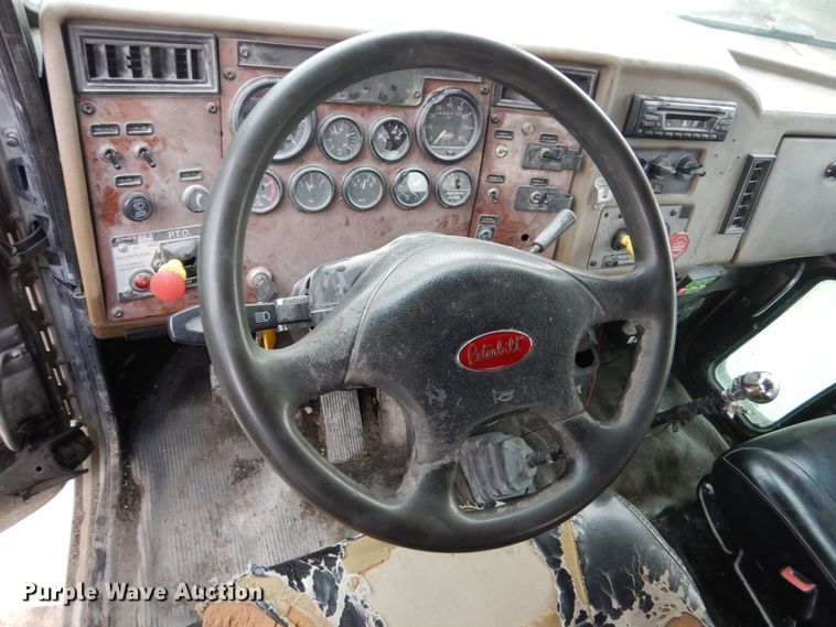 image for item FX9038 2007 Peterbilt 335 service truck