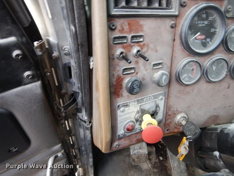 image for item FX9038 2007 Peterbilt 335 service truck