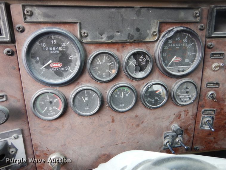 image for item FX9038 2007 Peterbilt 335 service truck