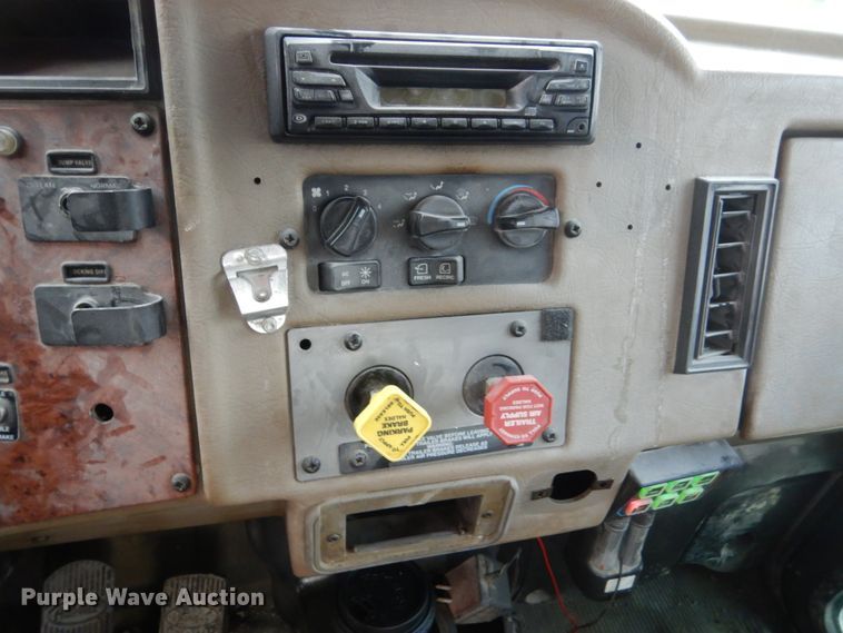 image for item FX9038 2007 Peterbilt 335 service truck