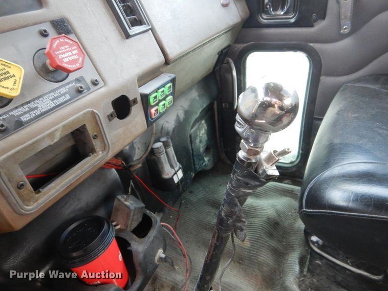 image for item FX9038 2007 Peterbilt 335 service truck