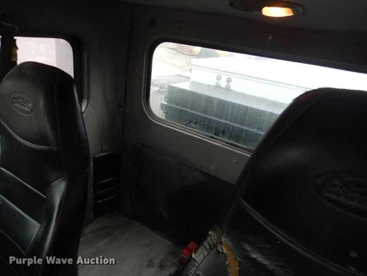 image for item FX9038 2007 Peterbilt 335 service truck