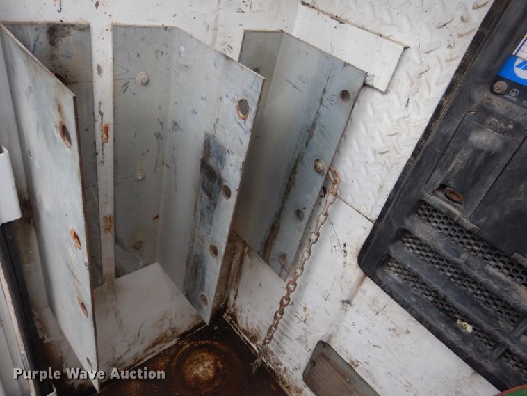 image for item FX9040 2013 Ford F650 Super Duty service truck