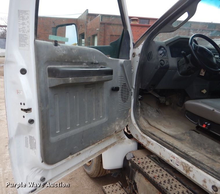 image for item FX9040 2013 Ford F650 Super Duty service truck