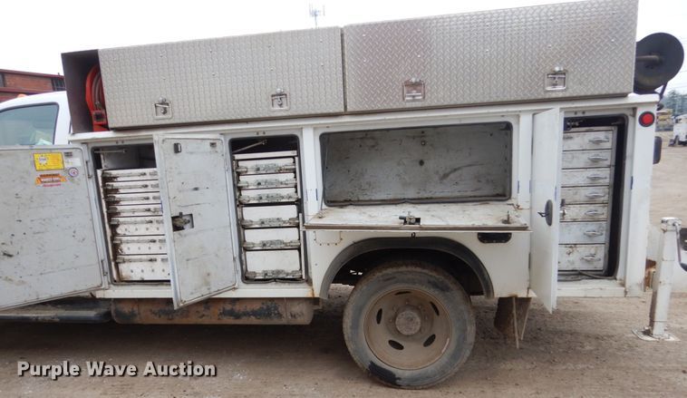 image for item FX9041 2004 Ford F550 Super Duty service truck