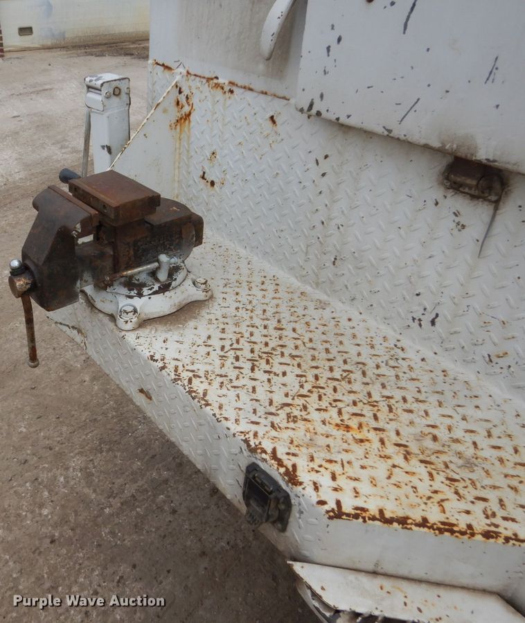 image for item FX9041 2004 Ford F550 Super Duty service truck