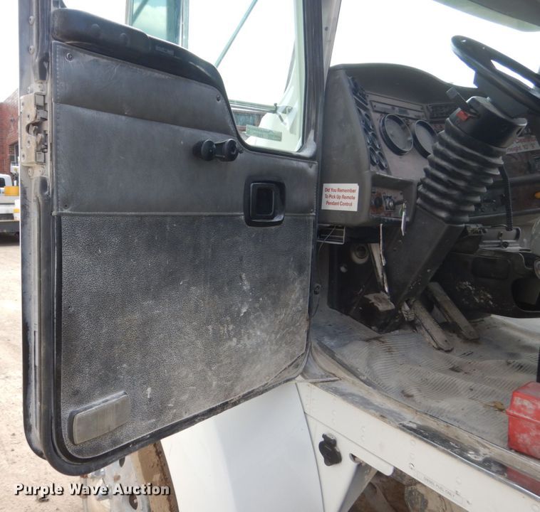 image for item FX9073 2003 Kenworth T300 service truck with crane