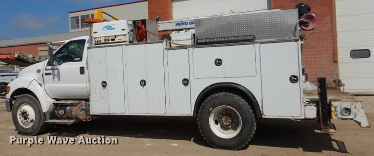 image for item FX9074 2011 Ford F750 Super Duty service truck with crane