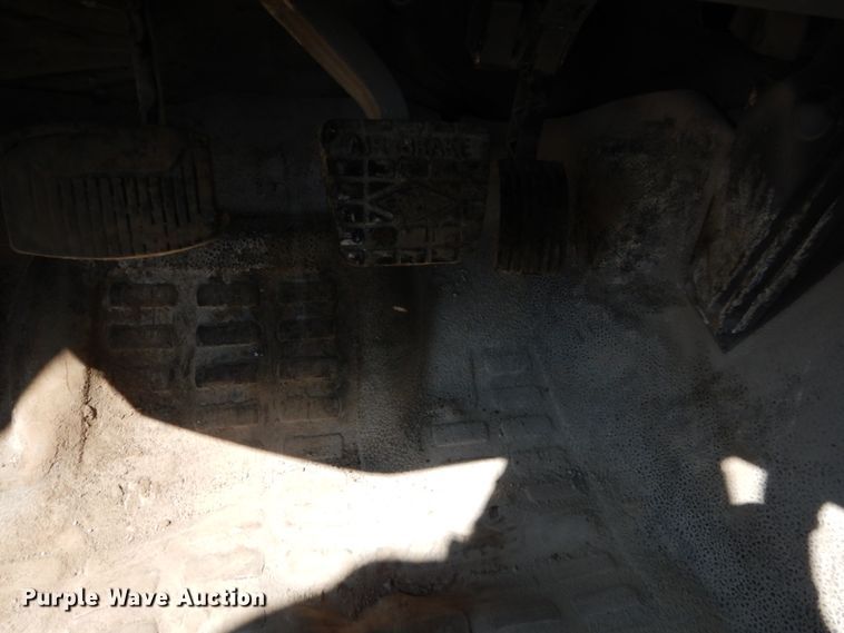 image for item FX9074 2011 Ford F750 Super Duty service truck with crane