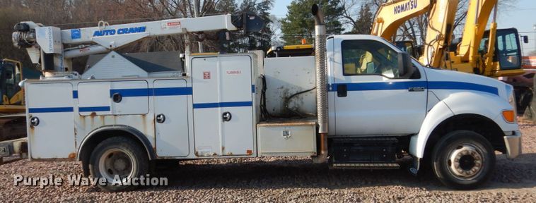 image for item FX9076 2013 Ford F650 Super Duty service truck with crane