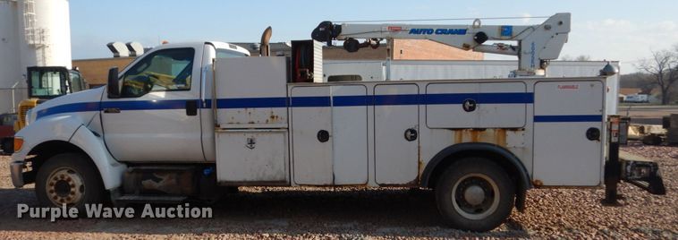 image for item FX9076 2013 Ford F650 Super Duty service truck with crane