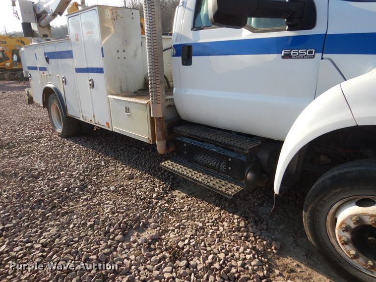 image for item FX9076 2013 Ford F650 Super Duty service truck with crane