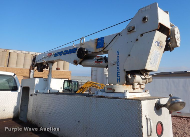 image for item FX9076 2013 Ford F650 Super Duty service truck with crane