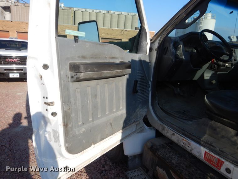 image for item FX9076 2013 Ford F650 Super Duty service truck with crane